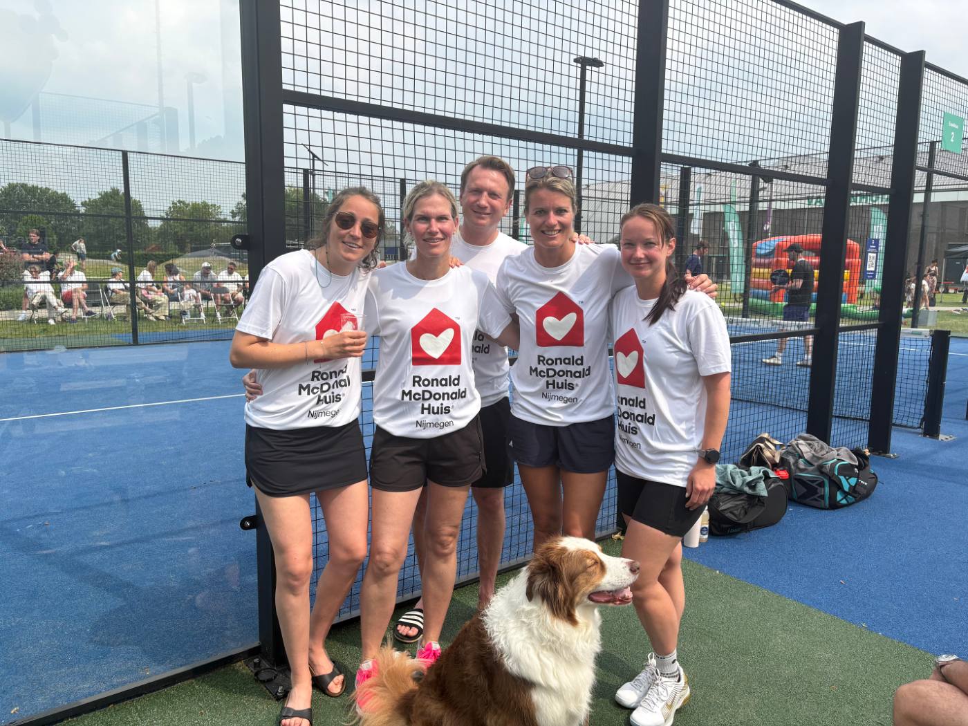 Het team van Stichting Evi Verbindt in de shirts van het Ronald McDonald Huis
