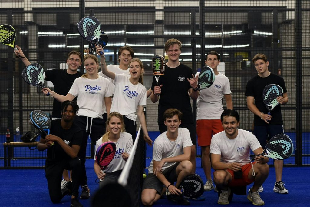 Groep spelers juicht met de rackets omhoog