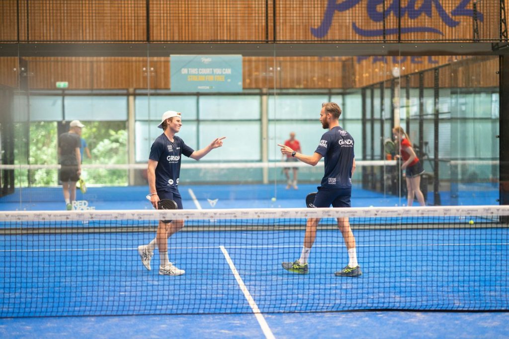 Een potje padel met vier spelers