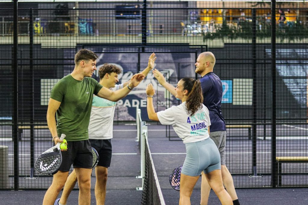 High five aan het net tijdens een potje padel
