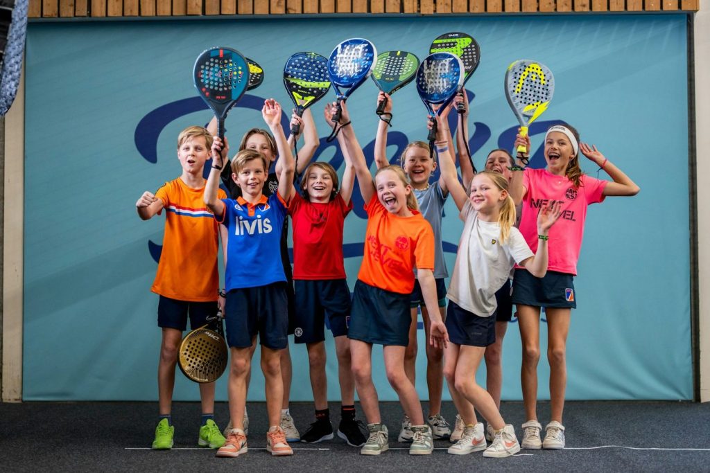 Kinderen met padelrackets