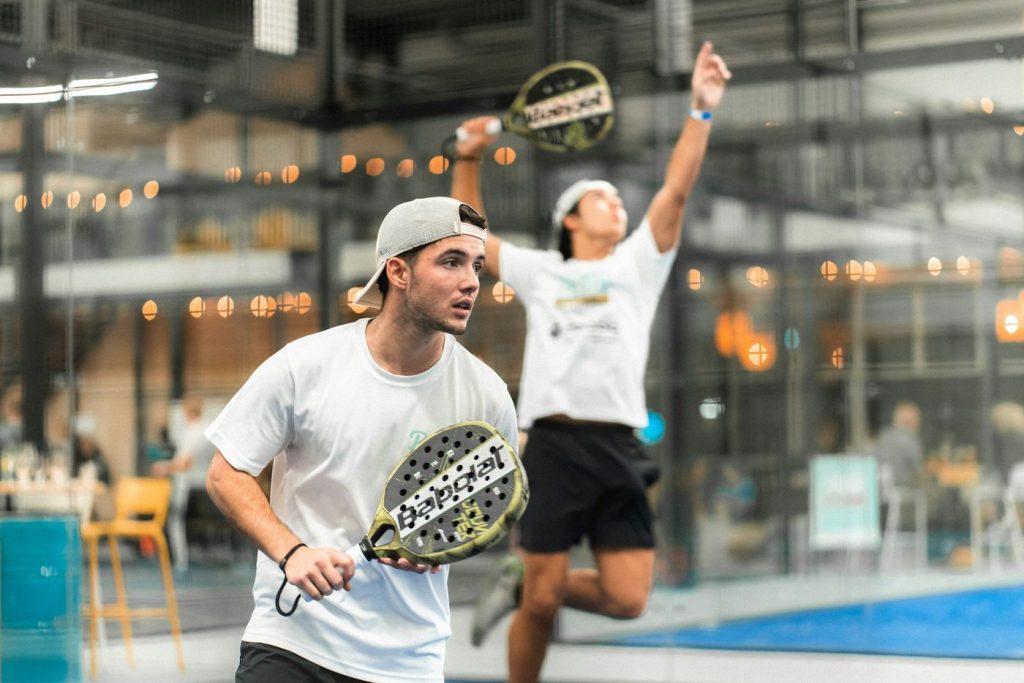 Spelers juichen met de rackets omhoog