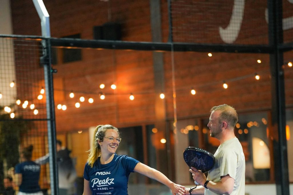 Samen lachen met het racket in de hand
