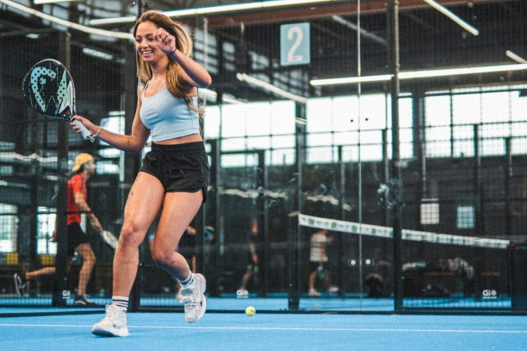Speelster slaat een volley